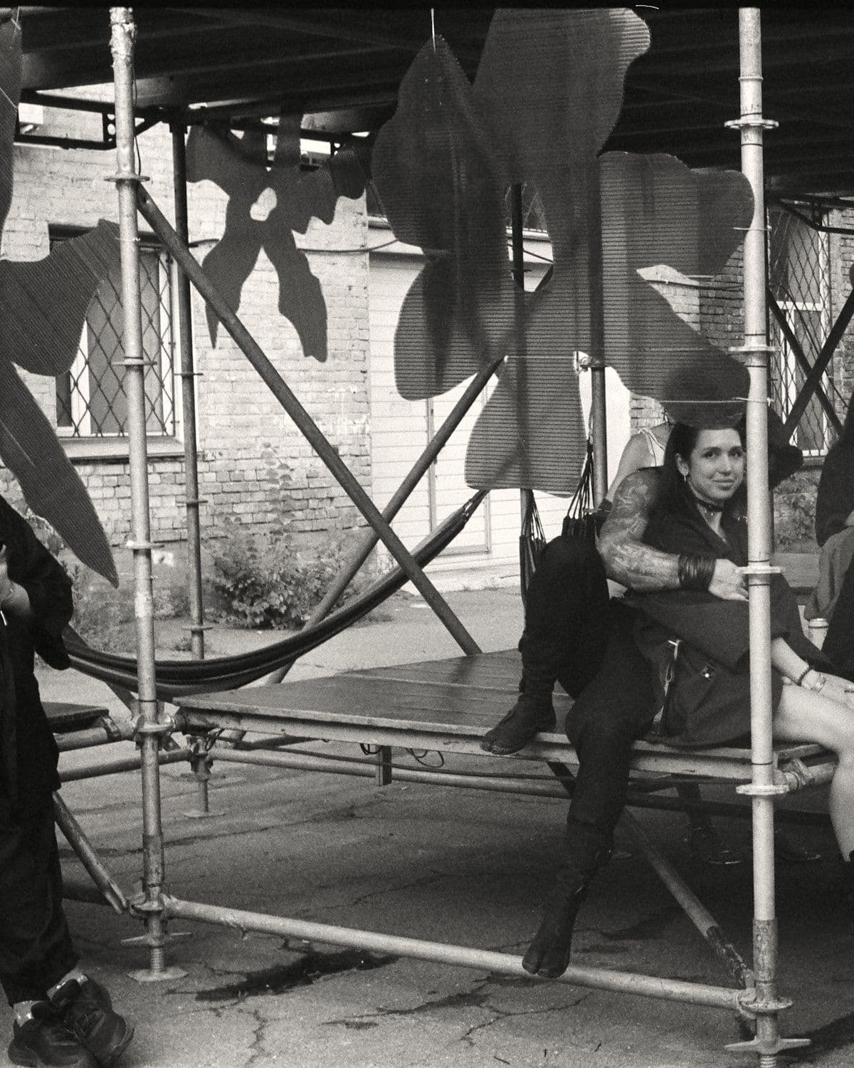 Crew assembling structure during load-in